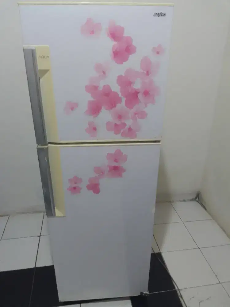 Kulkas 2 pintu merk sanyo orsinil