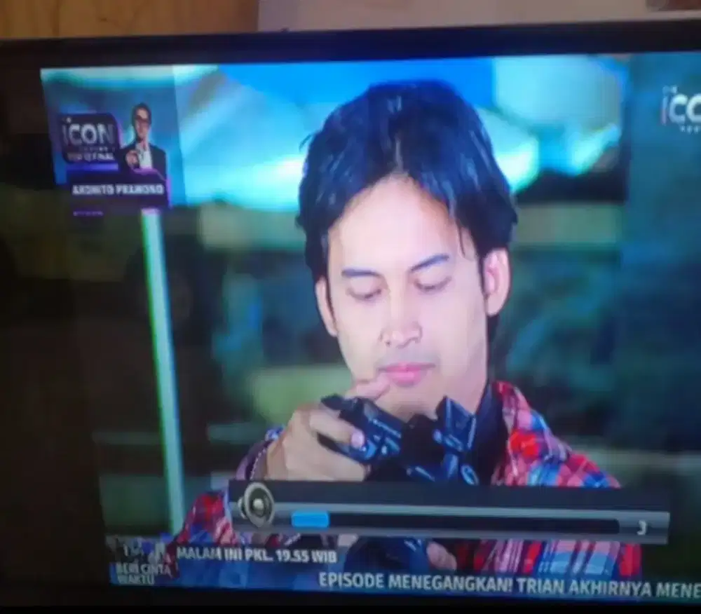TV LED LG 32inc gambar suara bagus ada Hitam pinggir kiri