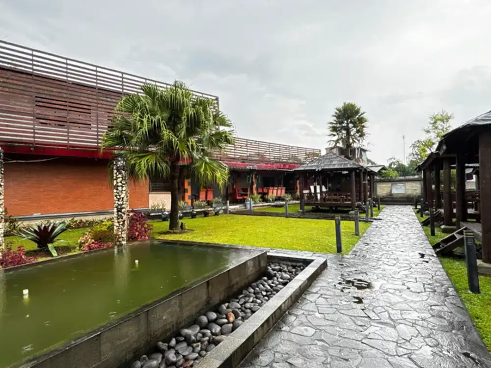Bangunan di Puncak Raya Bogor, Sebelah Plataran Resort