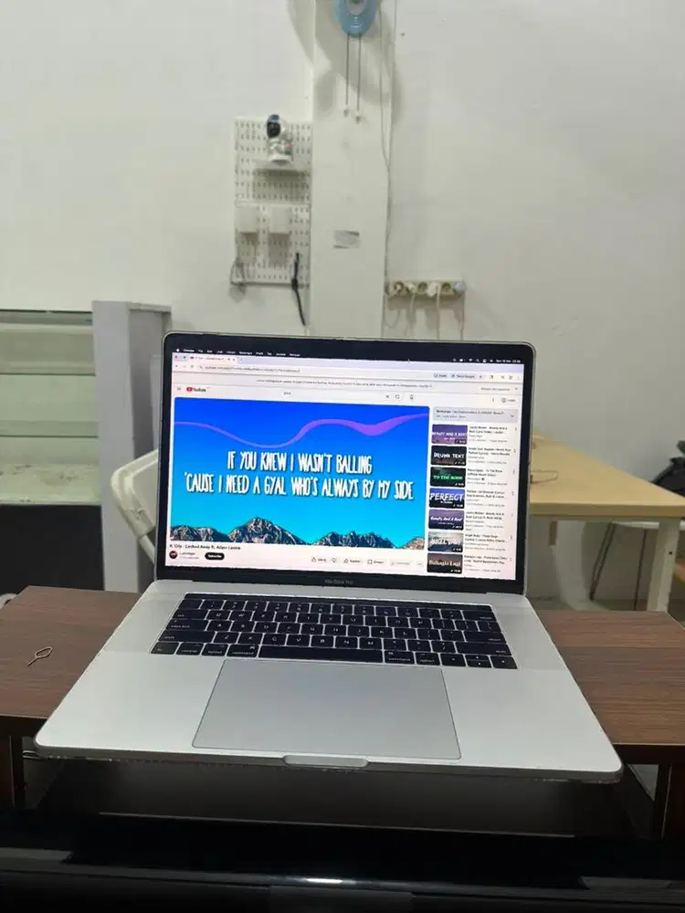 Macbook Pro 2017 Touchbar Core i7 Ram 8GB SSD 256GB