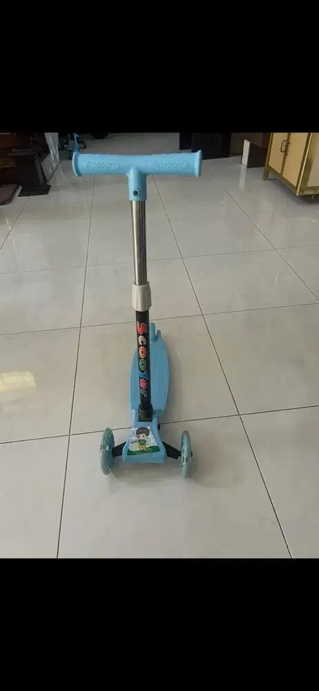 Skuter anak biru