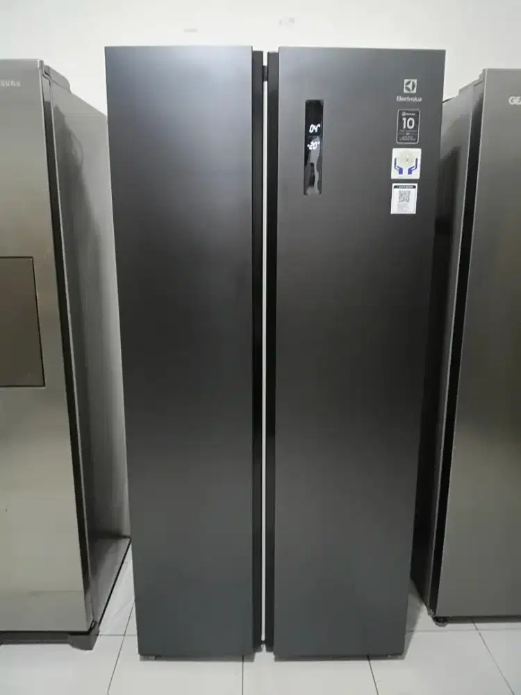 Dijual kulkas side by side electrolux masih mulus