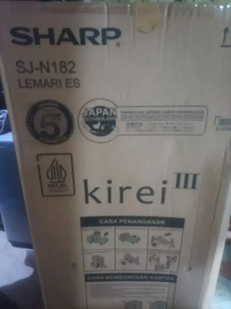 Lemari es 1 pintu merk Sharp tipe SJ-N182 masih mulus ada dusnya