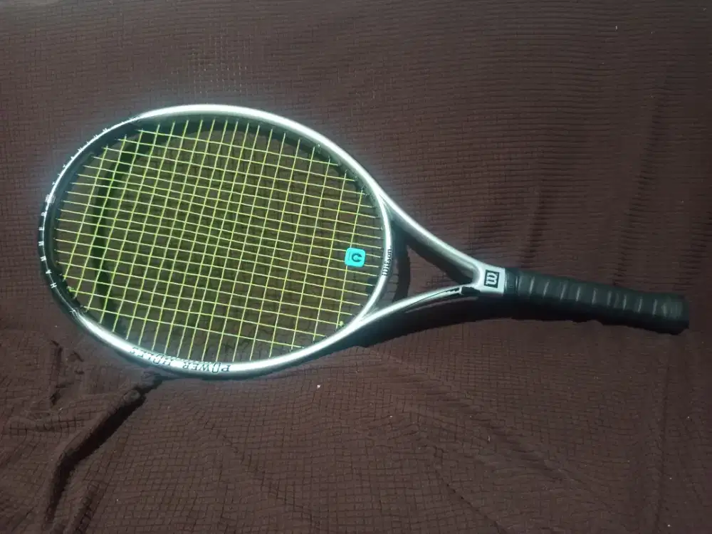 Raket tenis pemula.