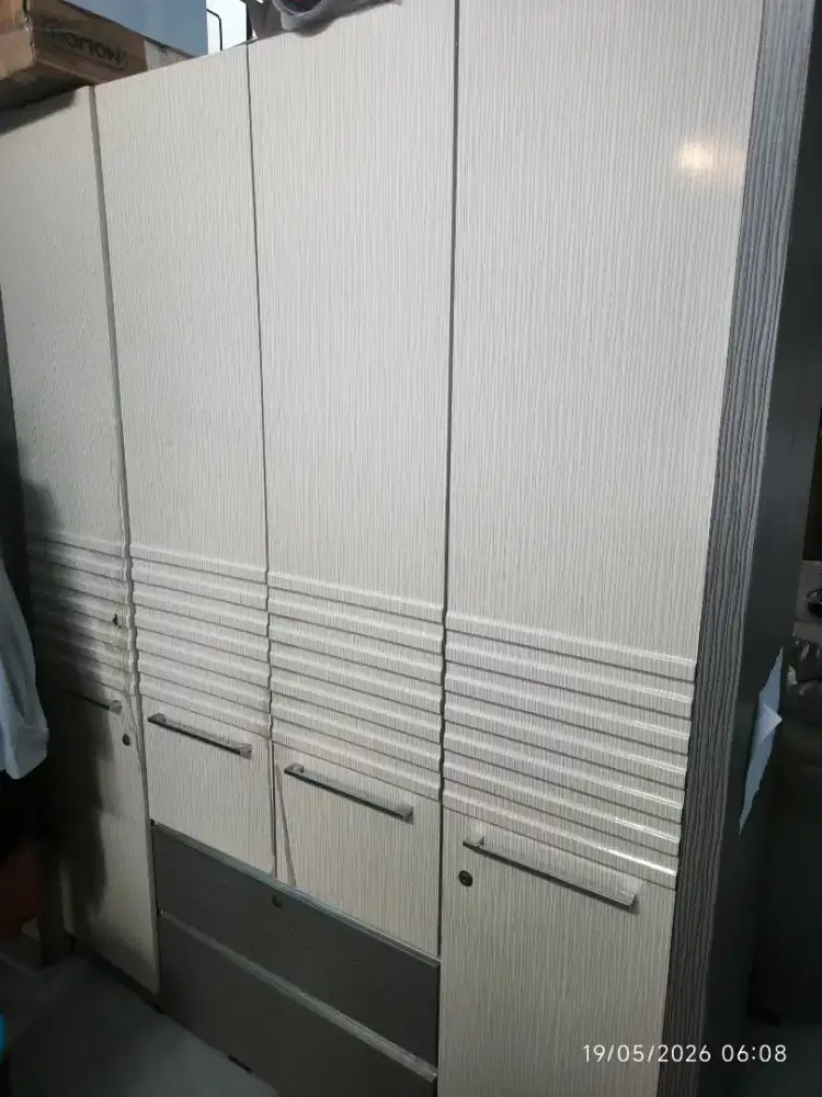Lemari Pakaian 6 Pintu