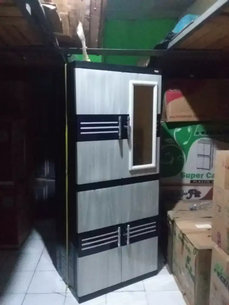 Lemari plastik + kaca