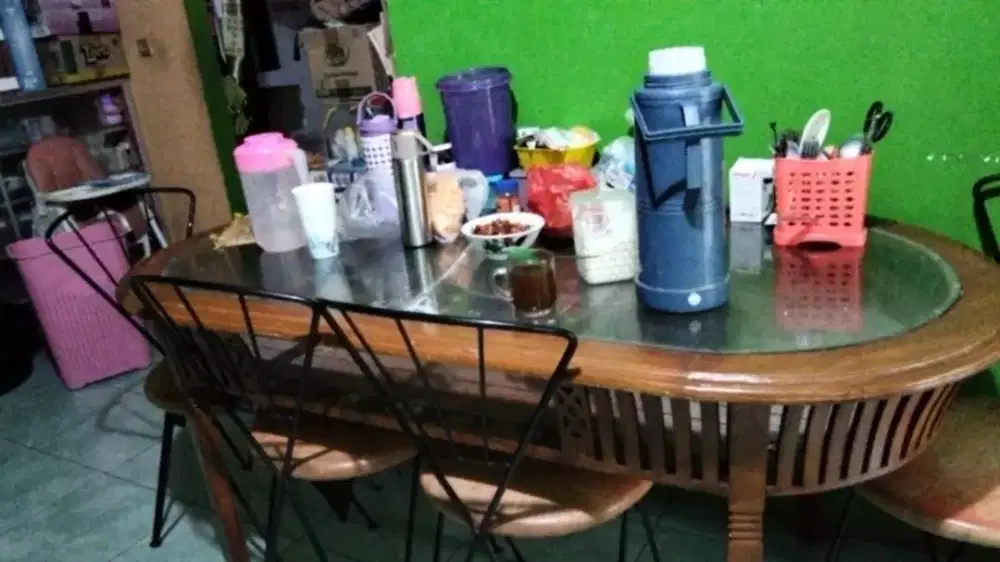 Meja makan merk furniture