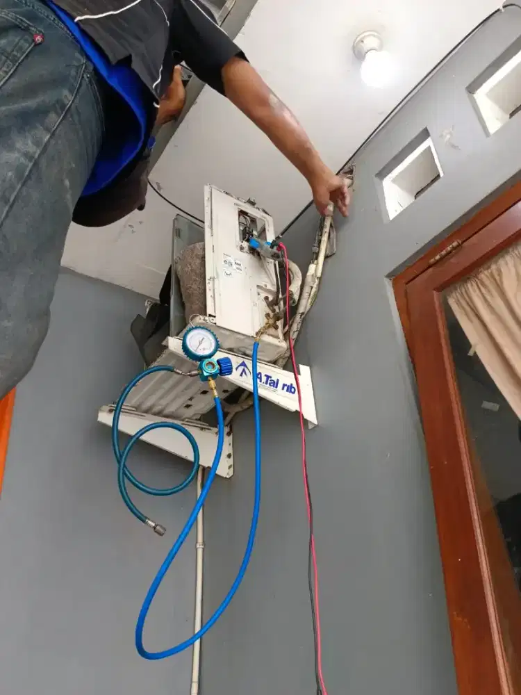 Jasa cek kulkas & isi freon Bergaransi