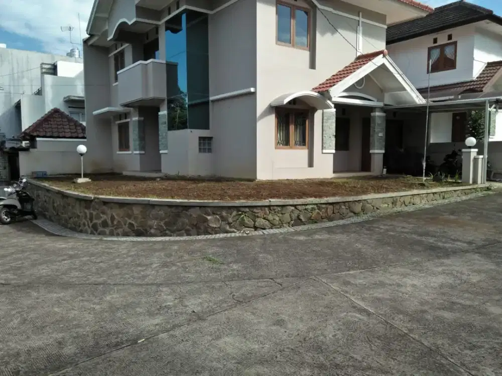 Rumah Tinggal Hoek Siap Huni di Komplek Cigadung Dekat Golf Dago