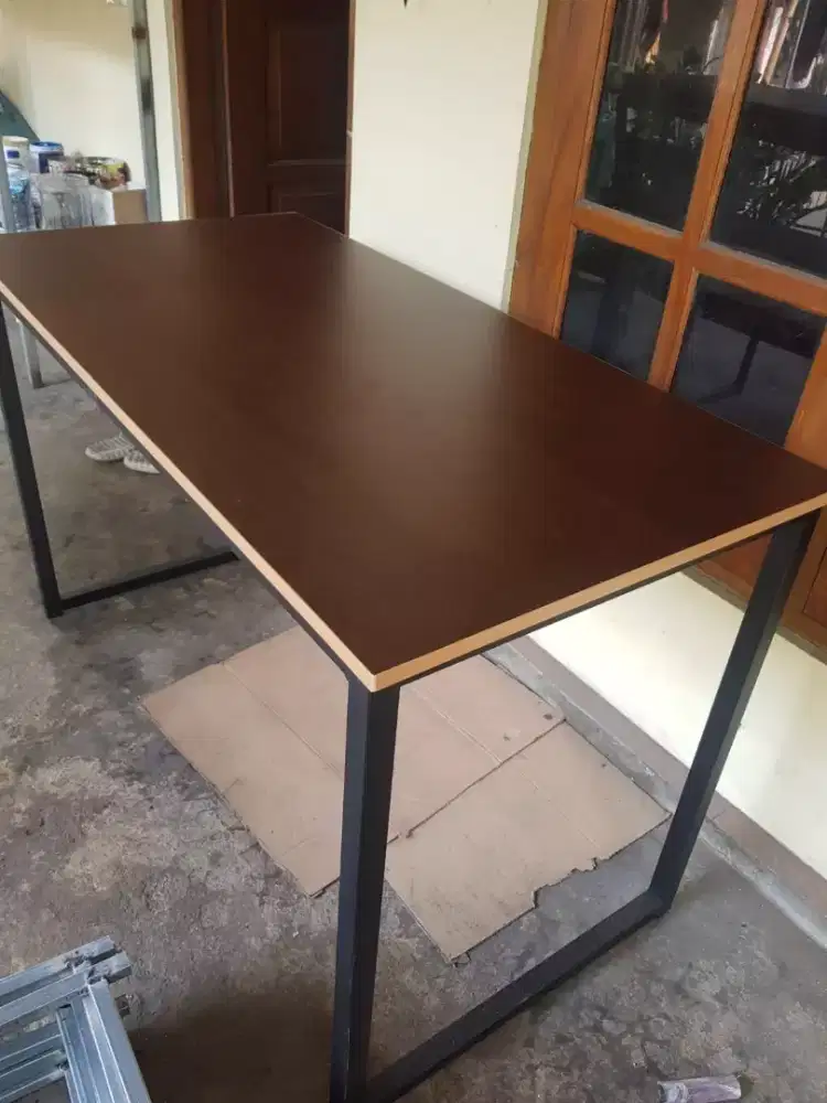 Meja hpl.rangka besi galvalis.