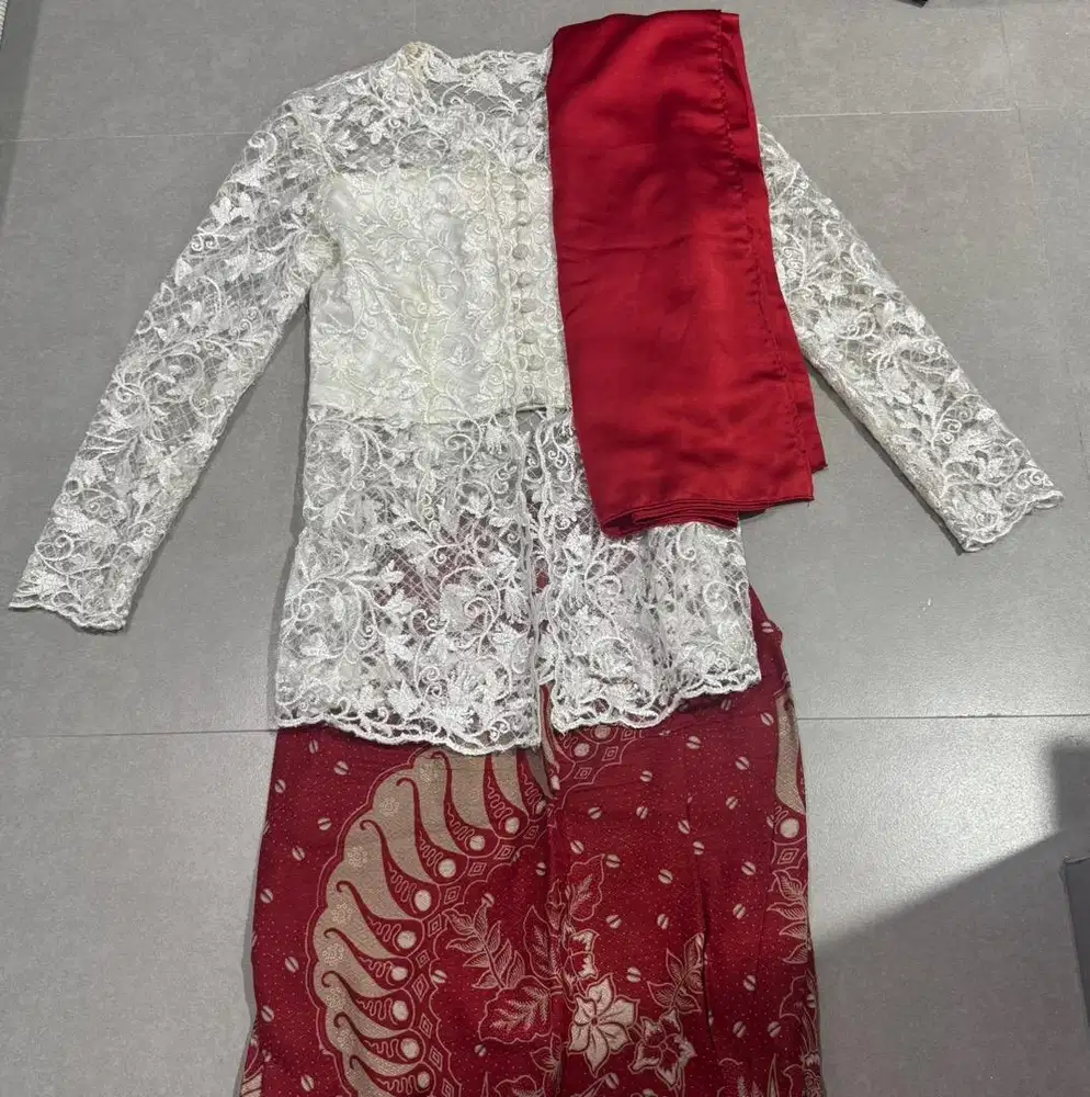 Setelan kebaya modern
