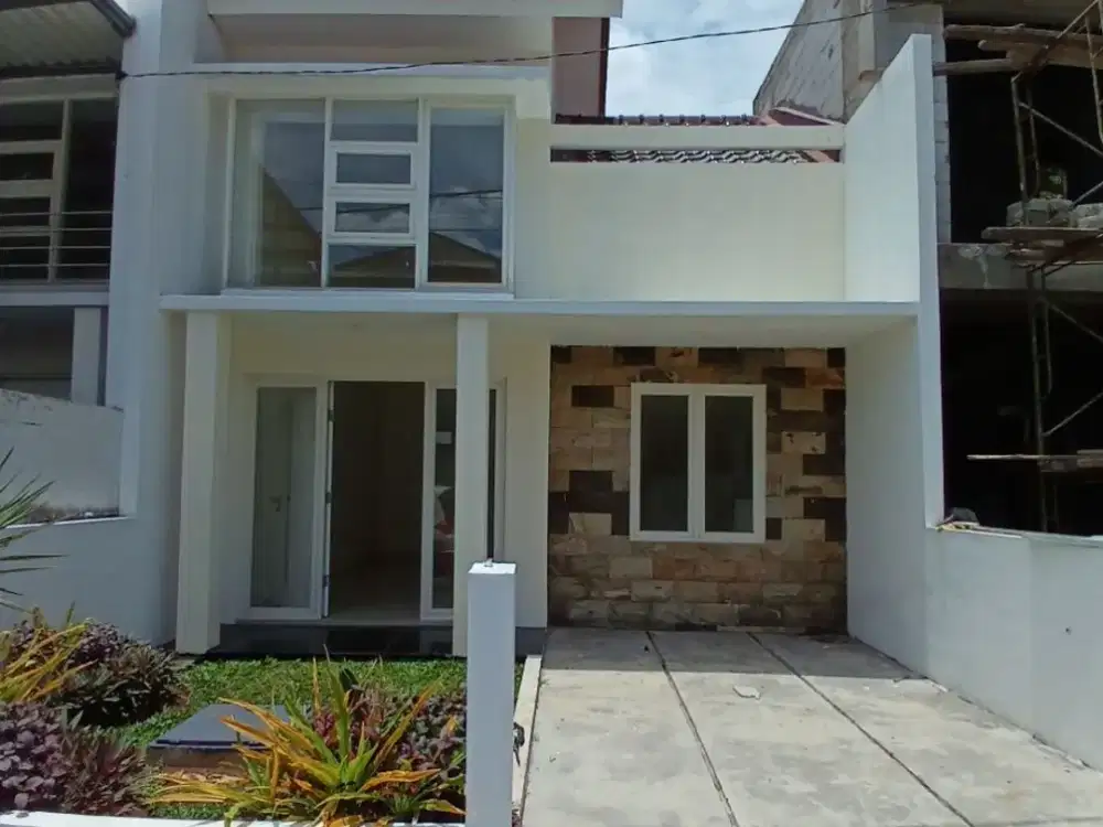 Rumah baru 1 lantai lebar 6 di Perumahan The Greenlake Wonorejo, Rungkut
