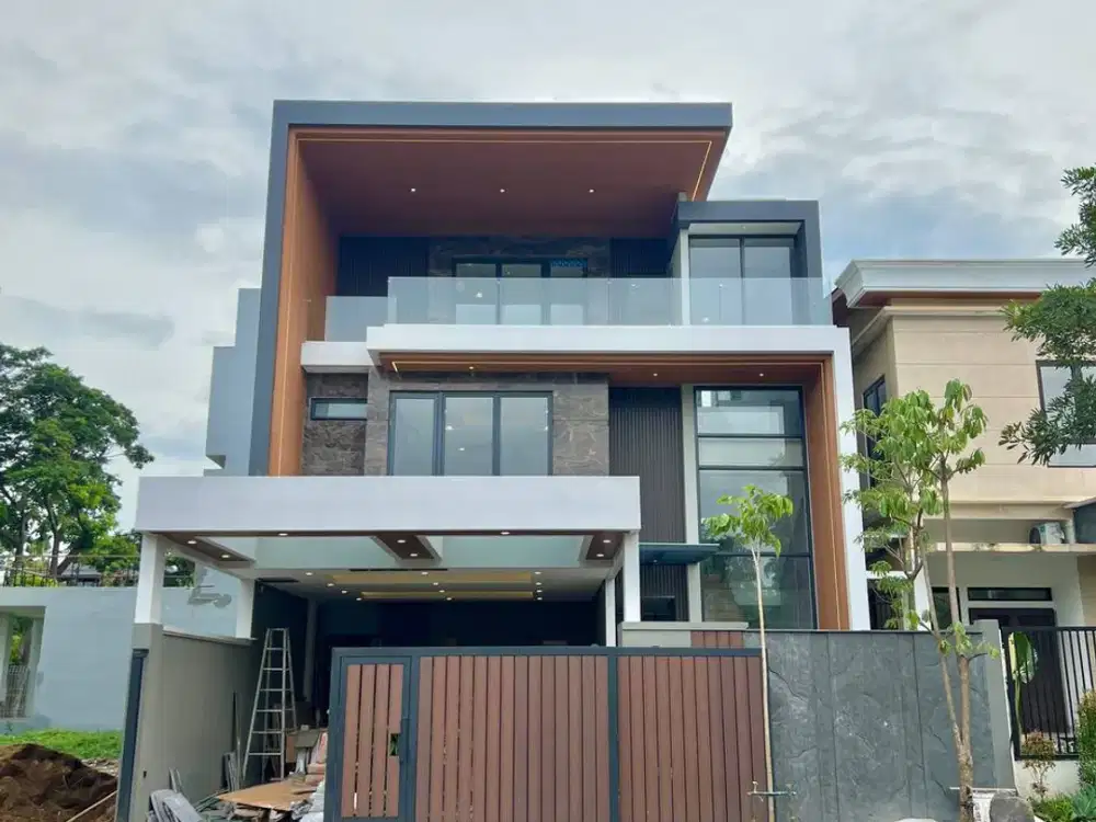 Premium spec - Rumah baru 3 lantai di Woodland Citraland dengan lift