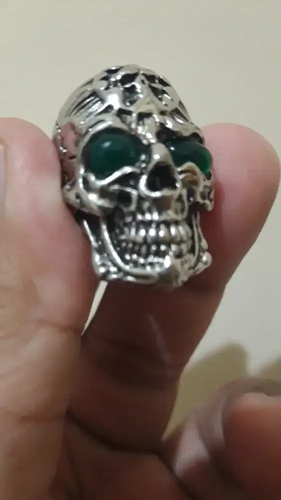 Cincin Model dengan batu