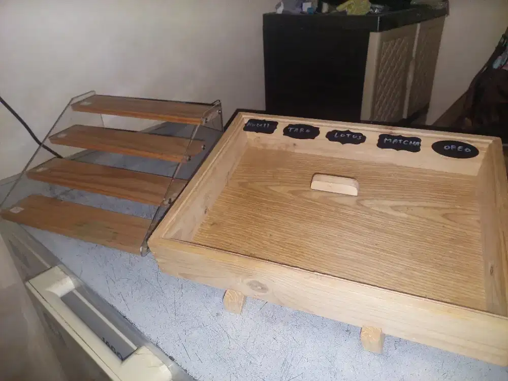 Box donat dan rak kayu susun