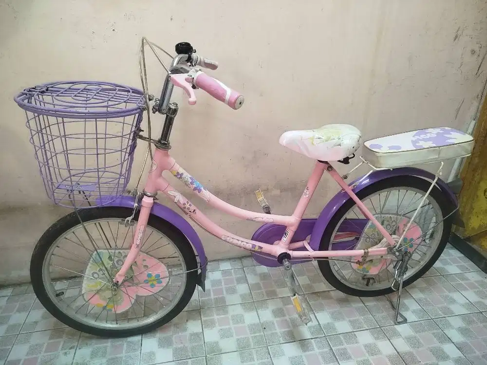 Sepeda mini anak perempuan ukuran 20