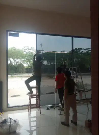 Jasa pasang kaca film & stiker sandblas rumah kantor Pabrik dan gedung