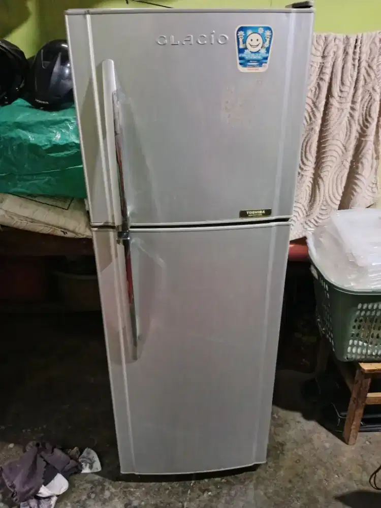 Jual kulkas Toshiba glacio 2 pintu