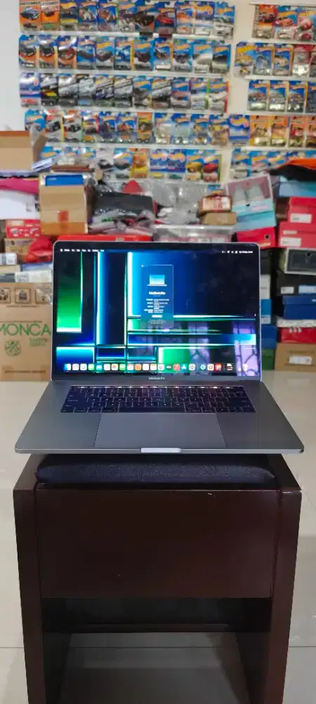 apple macbook pro 15 touchbar, retina display, core i7, 16GB / 256GB