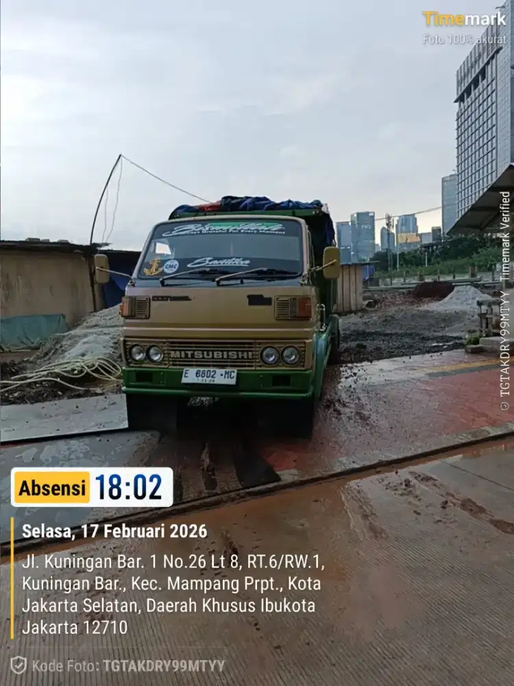 Urugan tanah merah tanah campur buang puing