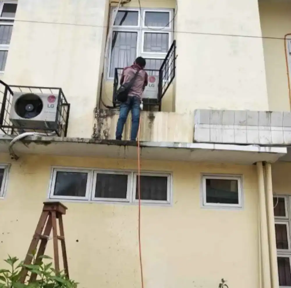 Service ac tidak dingin, bongkar pasang ac, cuci ac tambah/isi freon