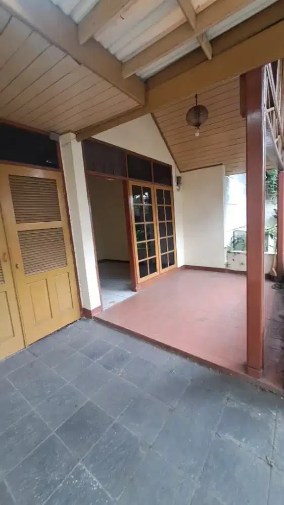 Rumah lama kokoh terawat di turangga dekat karawitan buah batu