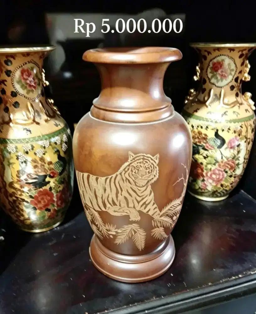 Guci Antik berlapis karat logam & Guci Kayu dengan ukir harimau