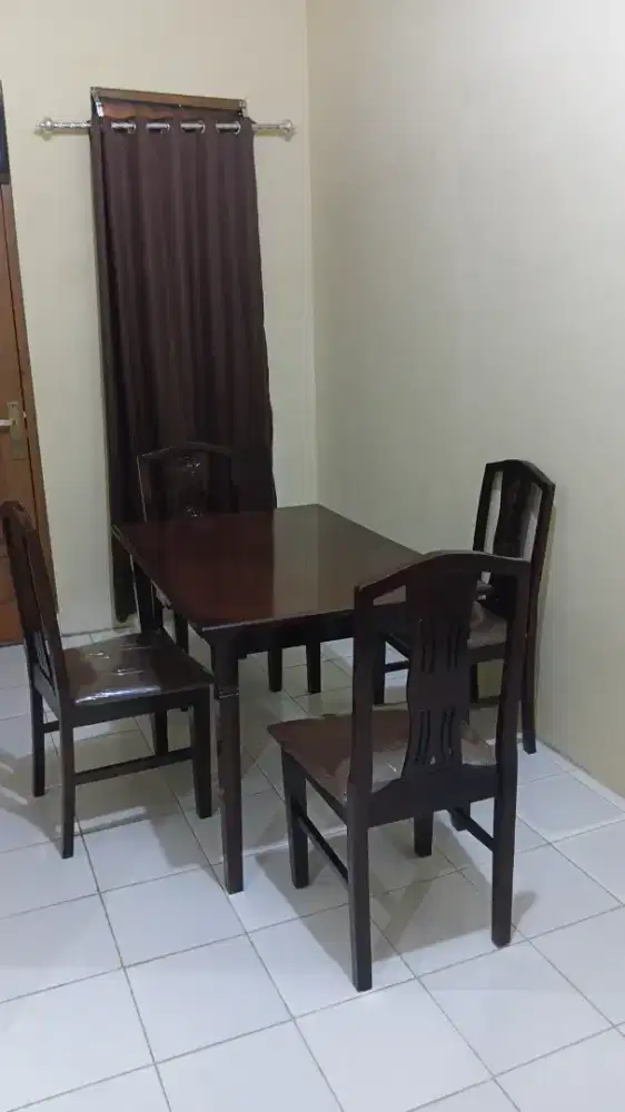 Satu set meja makan dan 4 kursi