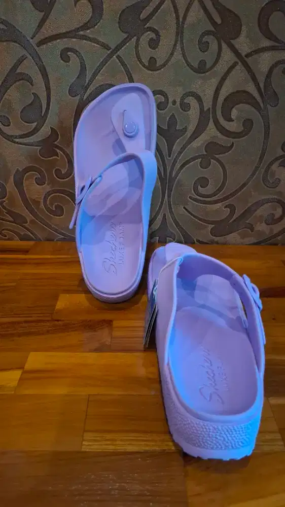 Sandal wanita/pria merk skechers
