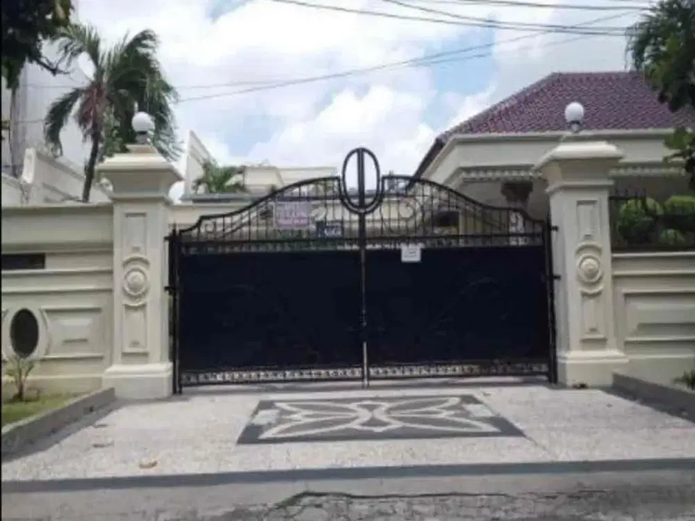 Rumah Mewah Klasik di Jemur Andayani Jalan Utama dan Ada Kolam Renang