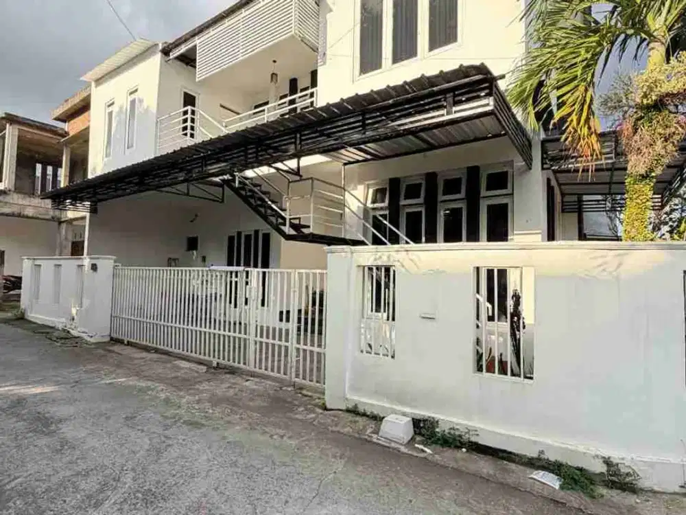 RUMAH HOOK 2 LANTAI STRATEGIS BISA UNTUK KANTOR DI JALAN KALIURANG KM. 8 SINDUHARJO