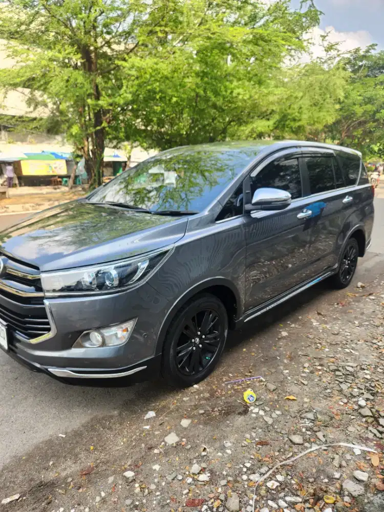 TOYOTA  INNOVA VENTURER  AT. 18.