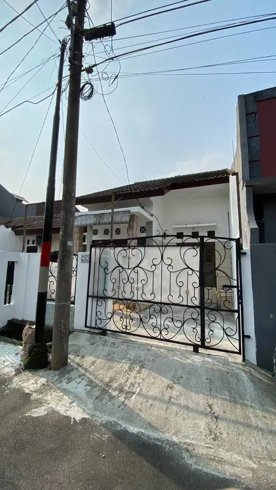 Sewa Rumah Pondok Gede 2 BR+Carport Bulanan Tahunan Dekat Tol Unfurnis