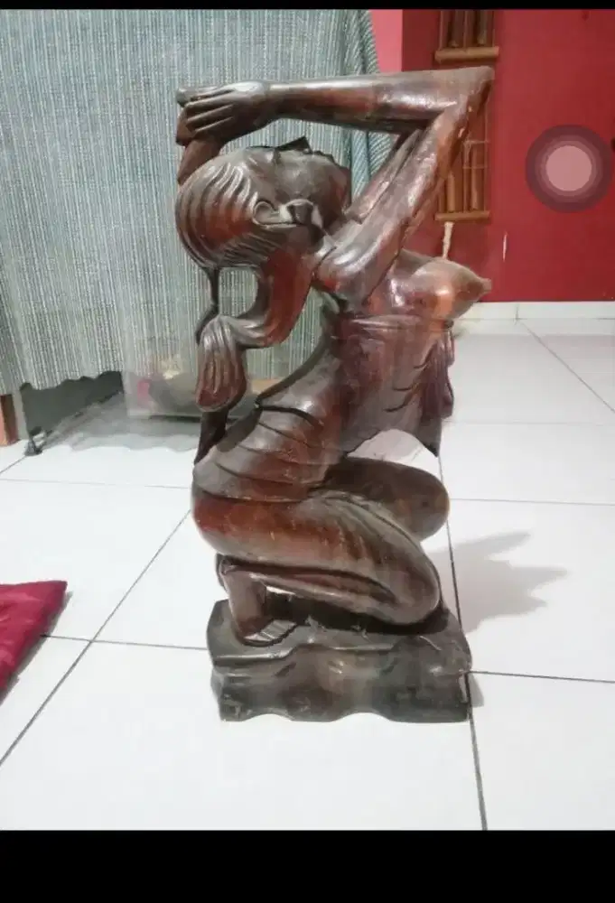 Patung wanita Bali