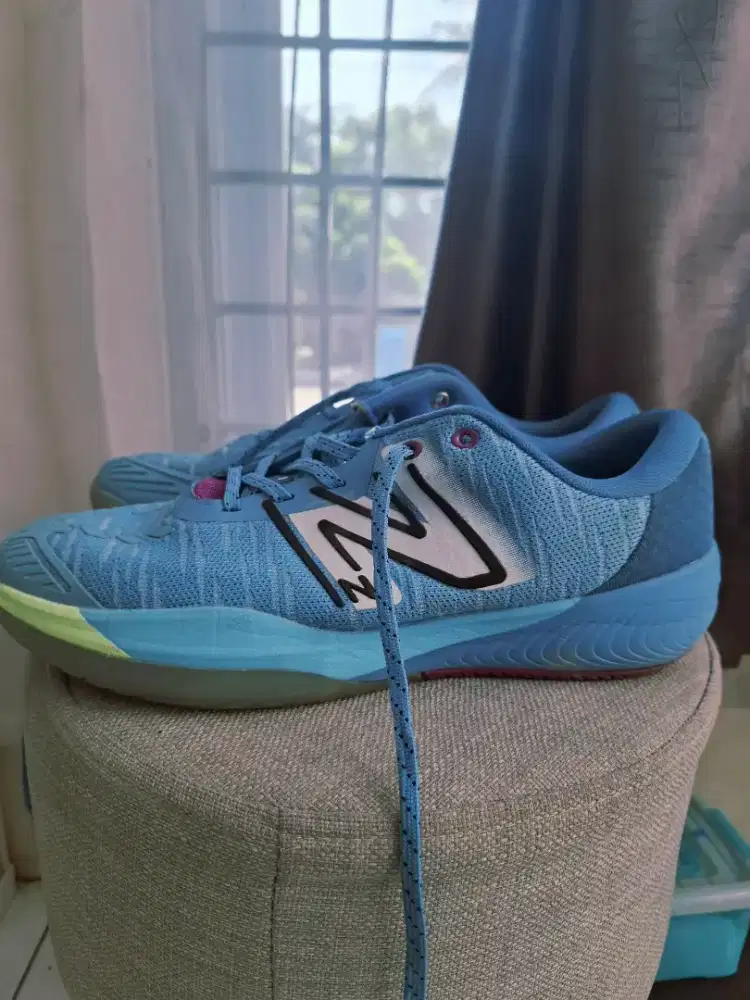 Sepatu badminton New Balance