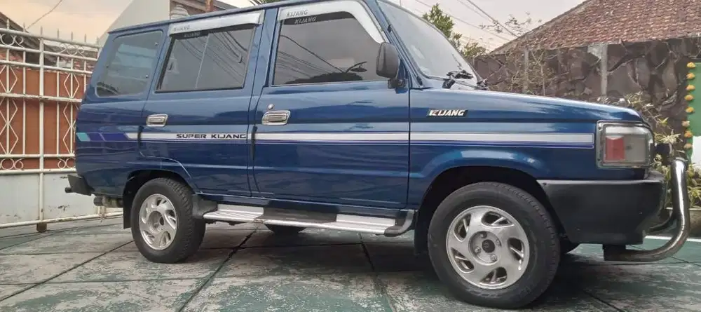 Toyota Kijang Super 1994 — legenda keluarga Indonesia.