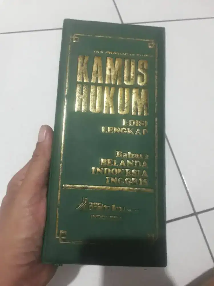 Buku kamus hukum
