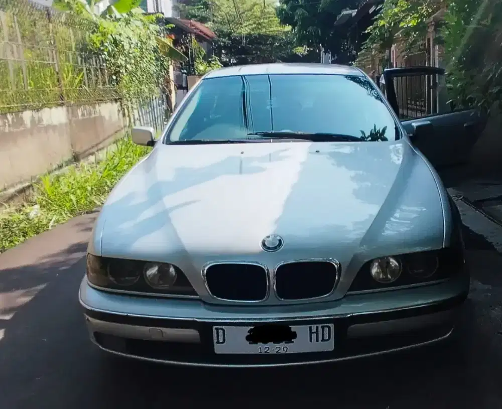 BMW E39 series 528i