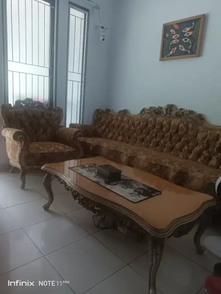 Meja sofa klasik