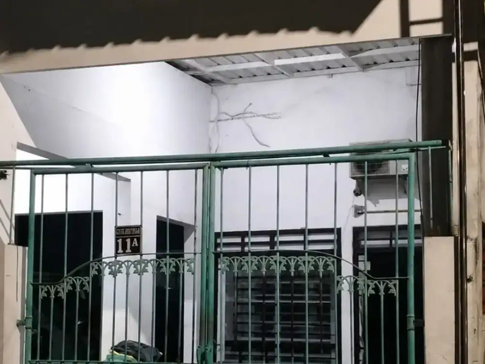 DI JUAL RUMAH COCOK UNTUK USAHA & KOST2AN PINGGIR JALAN ,2 LANTAI