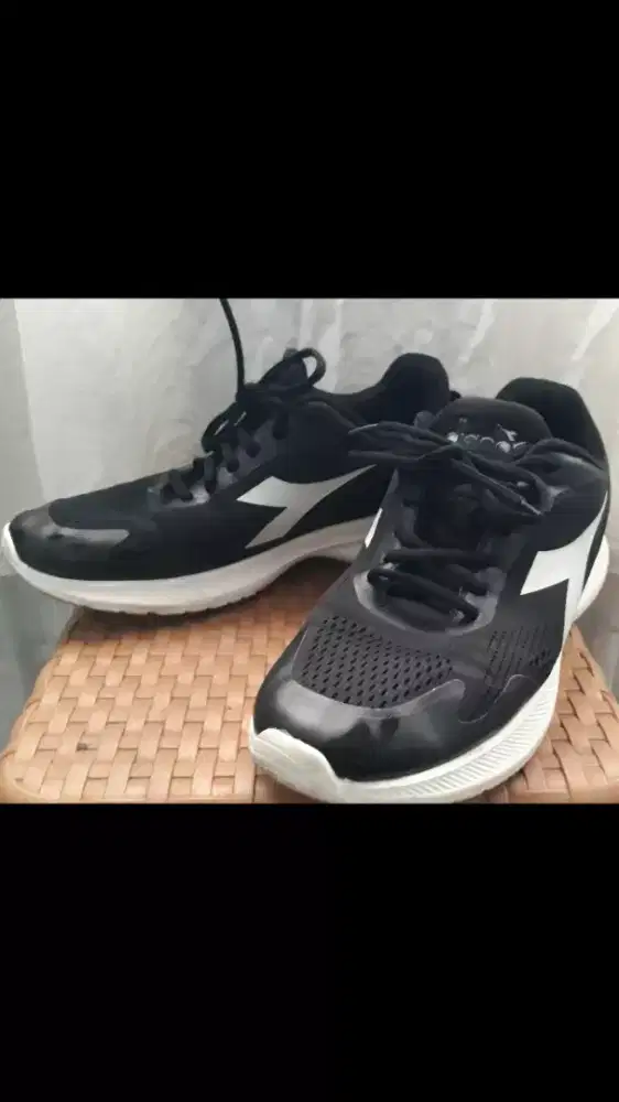 Sepatu diadora helios