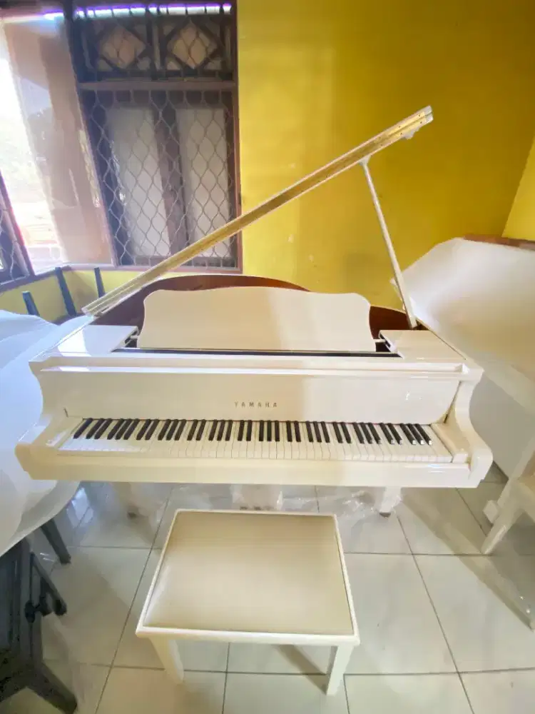 Baby Grand Piano Yamaha GB1K Putih – Elegant Compact Grand Piano
