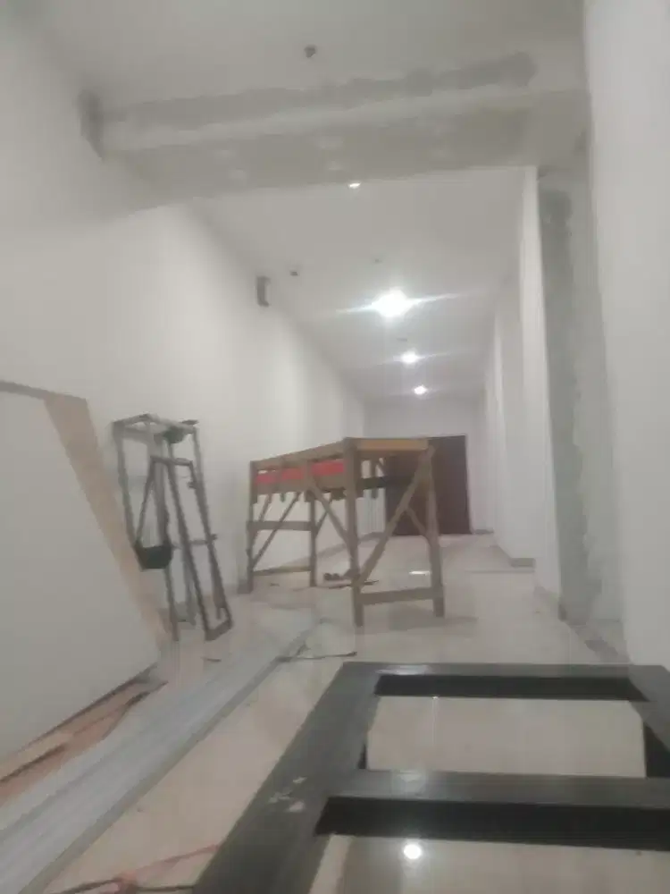 Tukang bangunan borongan atau harian
