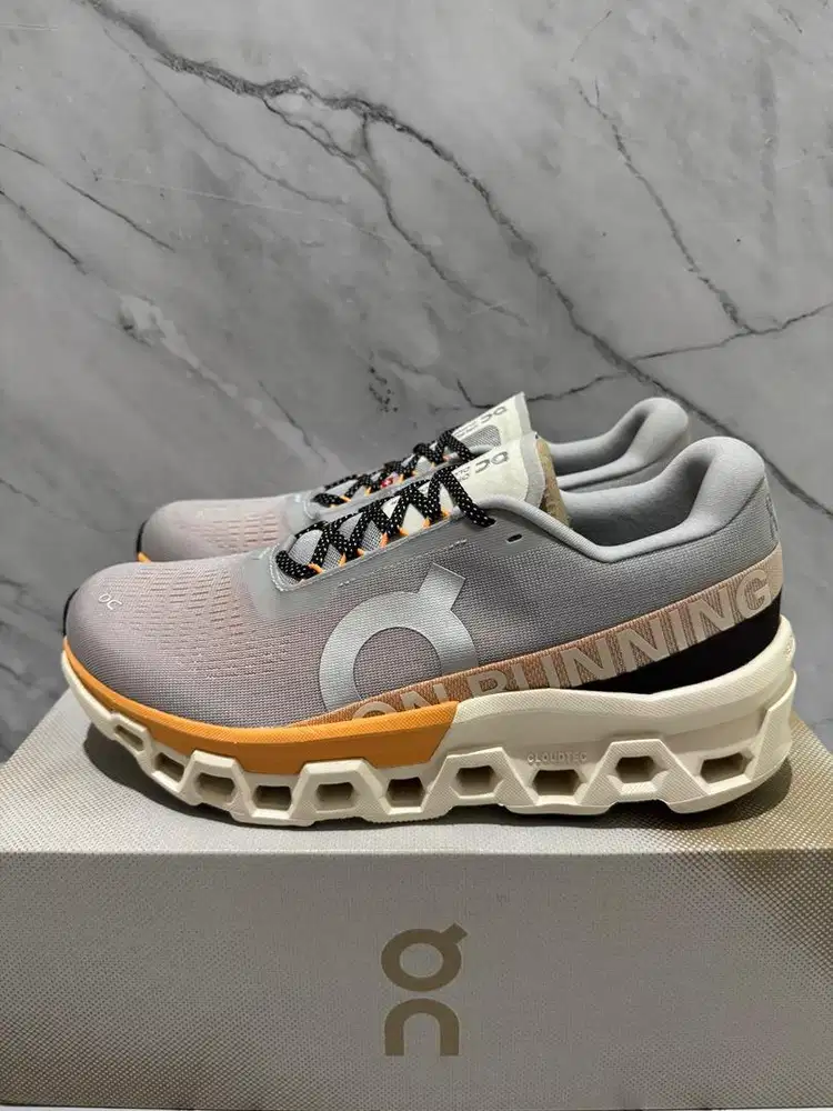 On Cloud Monster Glacier Tangerine Us 10 // Eur 44 Bnib