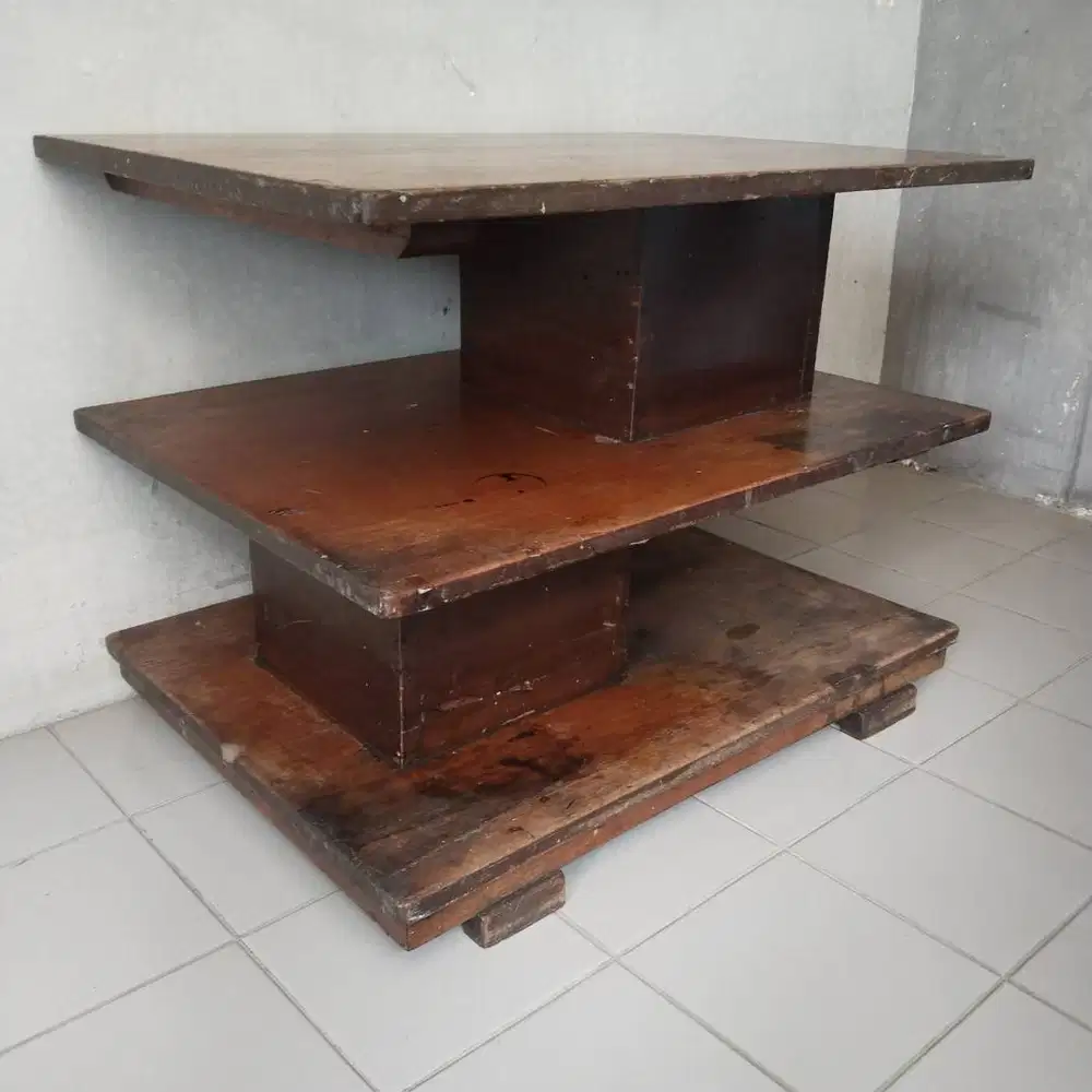Meja teras bahan kayu jati usia lebih dari 40 tahun