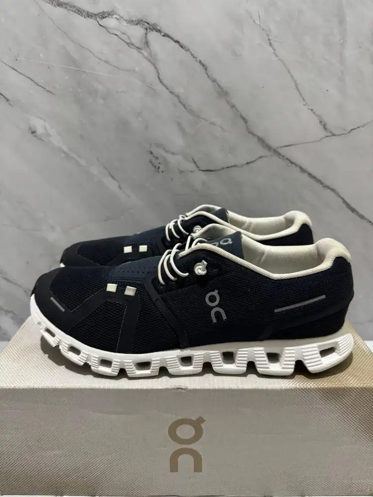 On Cloud 5 Navy White Us 8 // Eur 41 Vvnds (9.7/10) *Shoes only