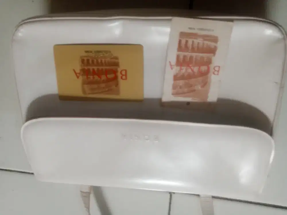 Tas Bonia putih klasik
