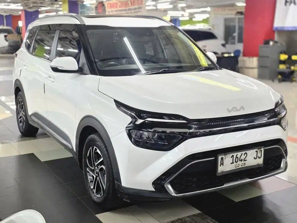 Kia Carens putih 2022