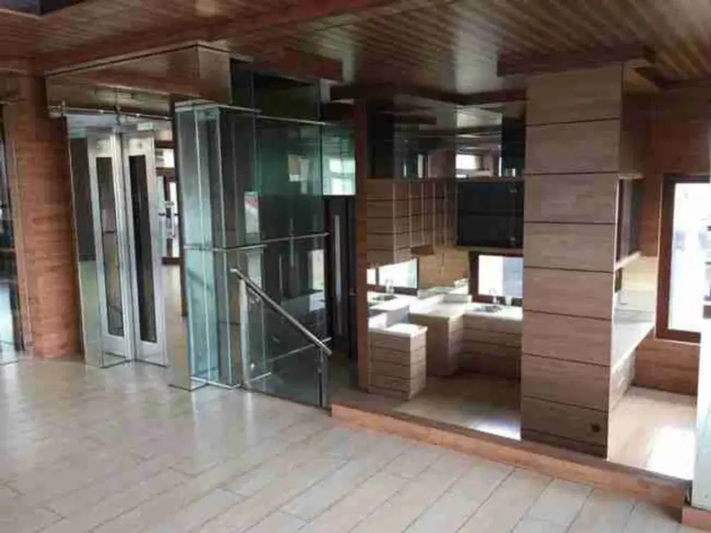 rumah megah 3 lantai 
Pejaten dkt one park dan unas