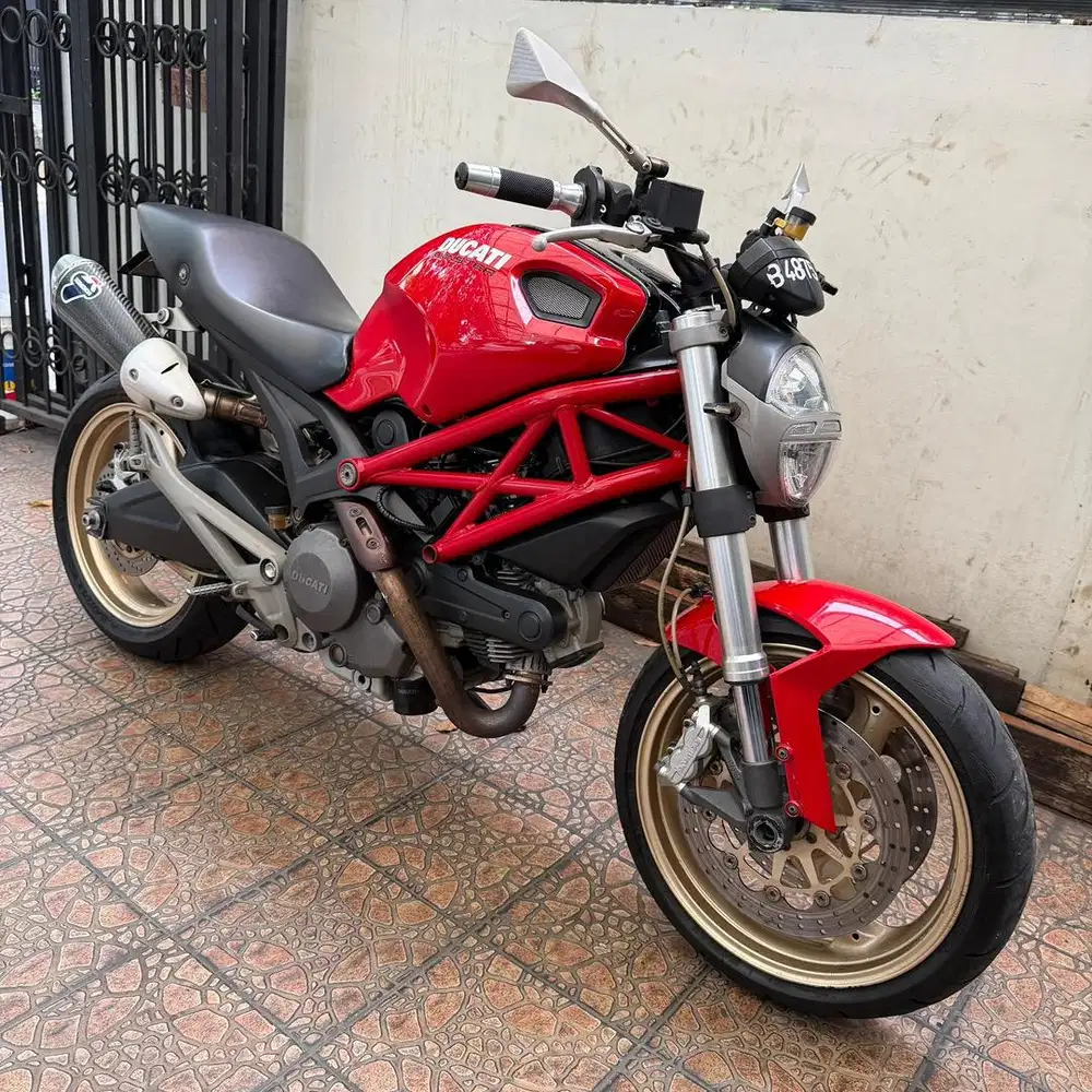 DUCATI MONSTER 696 FULL PAPER 2011